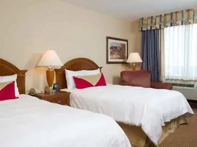 מלון ניו יורק Hilton Garden Inn Queens/Jfk
